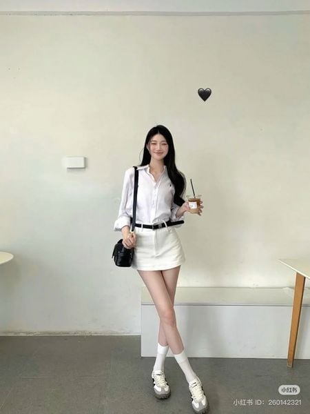 Phối đồ với chân váy chữ A ngắn - áo sơ mi trắng