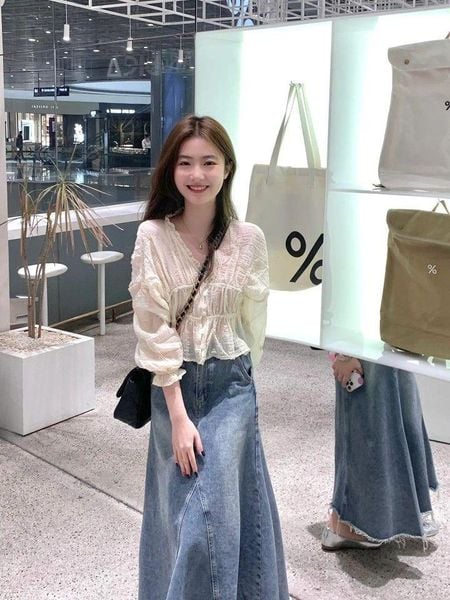 Chân váy jean dài phối với áo gì - áo peplum