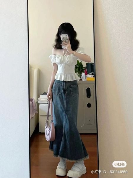 Chân váy jean dài phối với áo gì - áo trễ vai nhã nhặn