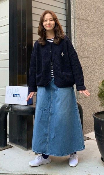 Chân váy jean dài phối với áo gì - áo khoác dạ ngắn