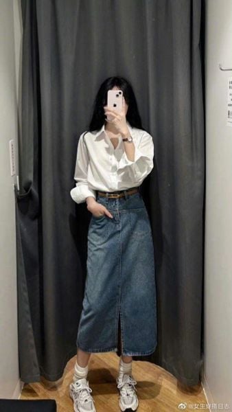 Chân váy jean dài phối với áo gì - áo sơ mi trắng