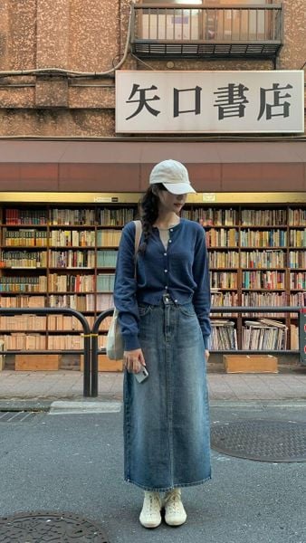 Chân váy jean dài phối với áo gì - áo cardigan mỏng