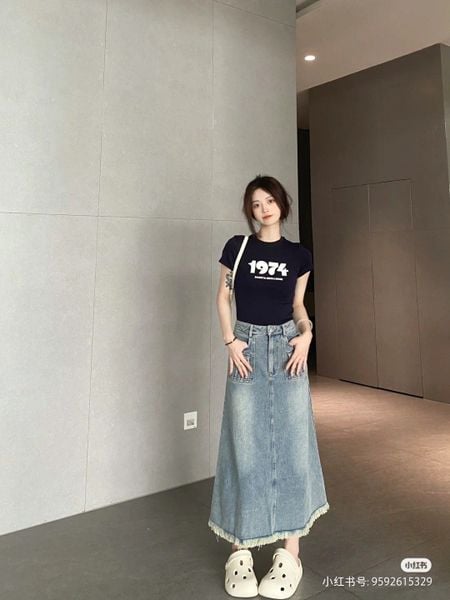 Chân váy jean dài phối với Giày Crocs