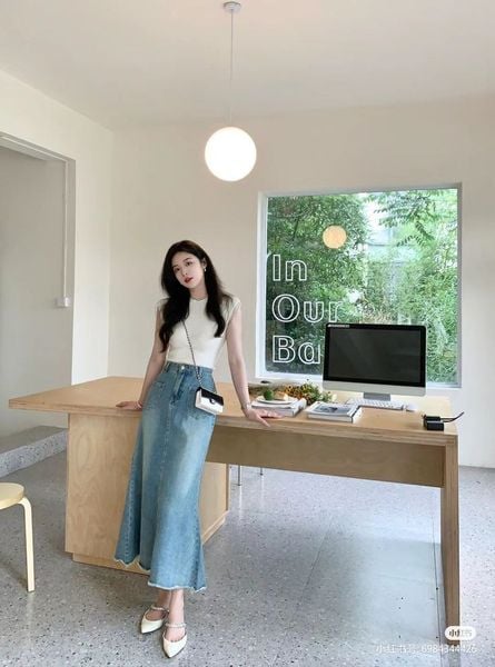Chân váy jean dài phối với Giày cao gót