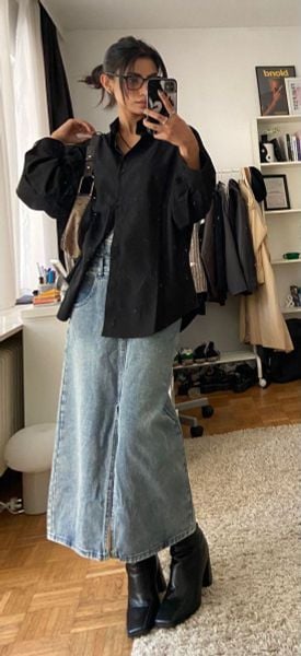 Chân váy jean dài phối với boots cổ cao