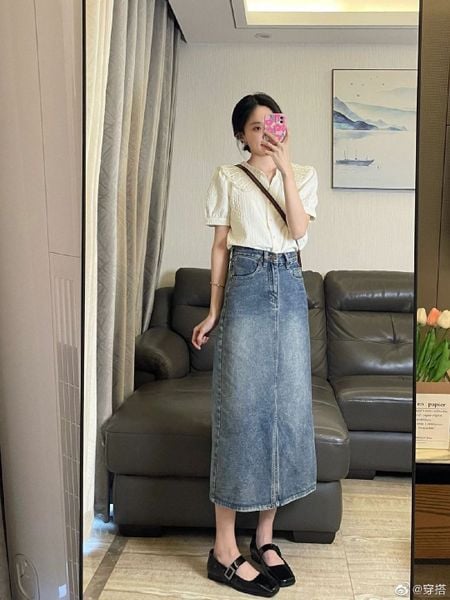 Chân váy jean dài phối với Giày búp bê