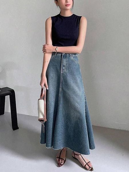Chân váy jean dài phối với Giày sandal quai mảnh