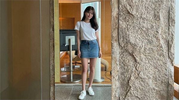 Chân váy jean ngắn phối áo thun basic năng động hằng ngày