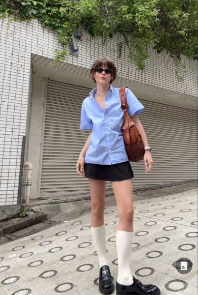 Chân váy ngắn phối áo sơ mi và loafer thanh lịch gọn gàng