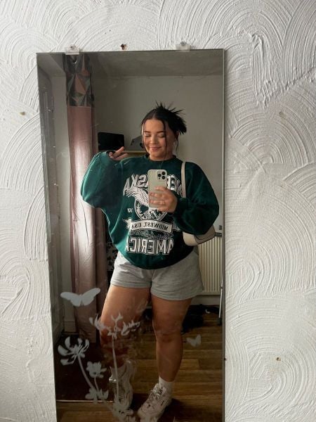 Chubby girl với Hoodie + short jeans