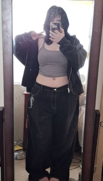 Chubby girl nên chụp outfit trong gương trước khi ra ngoài