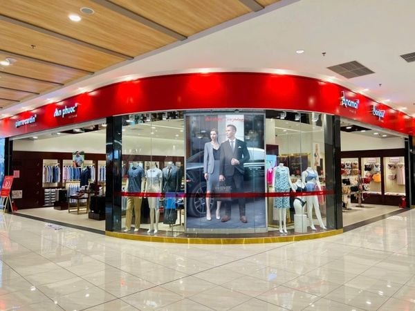 Công ty thời trang Pierre Cardin