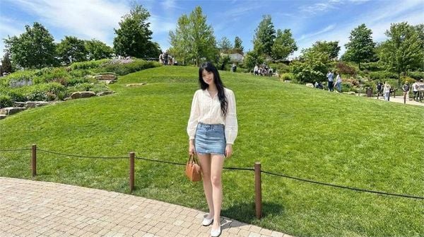 Chân váy jean ngắn ôm phối áo mềm tạo tổng thể cân bằng