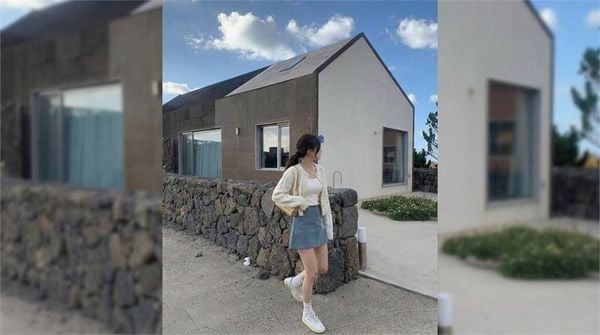 Chân váy jean ngắn phối áo hai dây và sơ mi khoác ngoài phóng khoáng