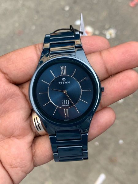 Kính đồng hồ Titan có hơi dễ trầy