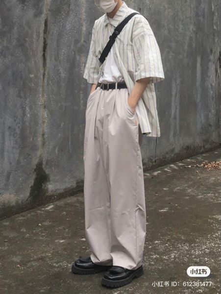 Quần ống suông nam phối áo sơ mi sọc giúp vóc dáng trông cao ráo hơn