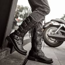 Combat boots bụi bặm trong grunge style
