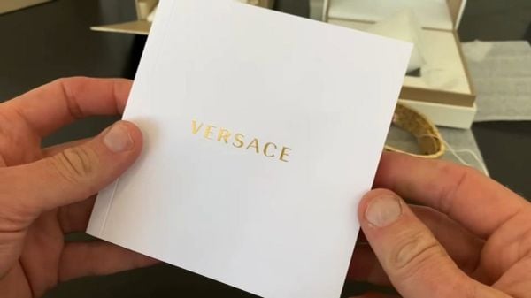 Cách check đồng hồ Versace chính hãng - Sách hướng dẫn sử dụng