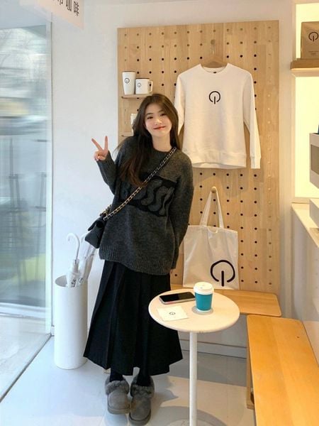 Cách phối đồ với chân váy dài qua gối - hoodie hoặc sweater dáng gọn