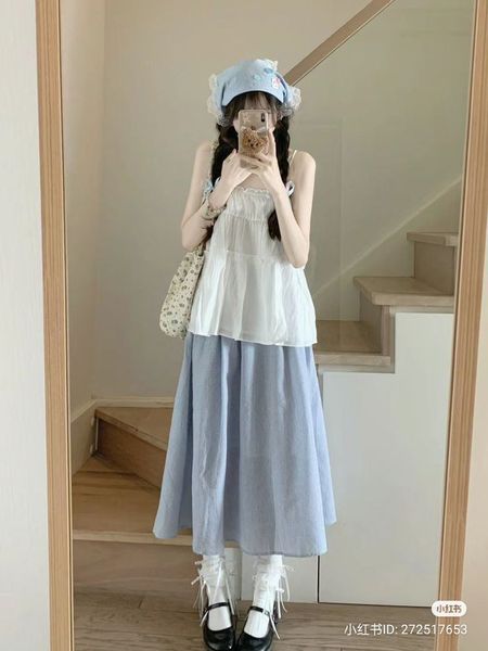 Cách phối đồ với chân váy dài qua gối - phong cách đi chơi hoặc du lịch