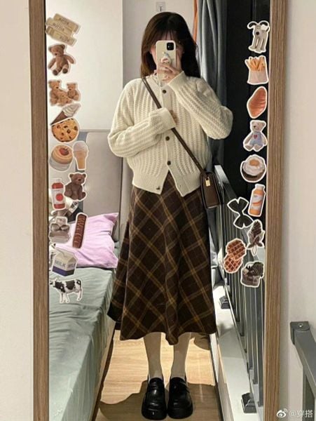 Cách phối đồ với chân váy dài qua gối - Loafer