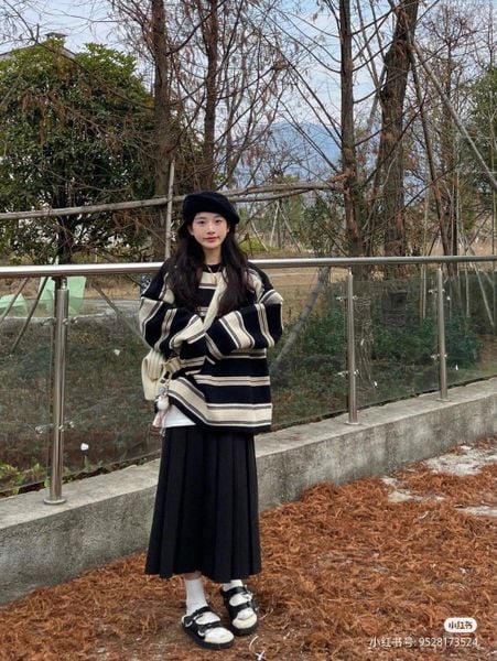 Cách phối đồ với chân váy dài qua gối - Sandal