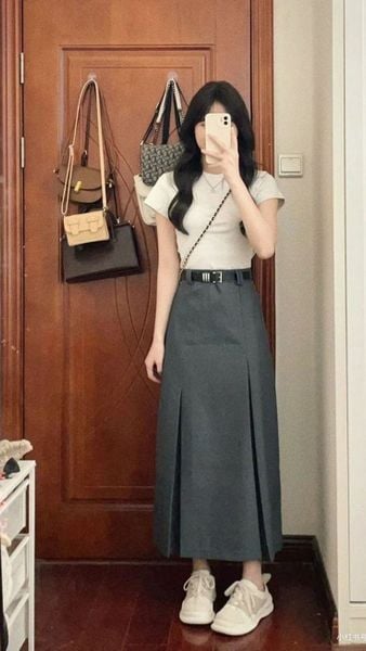 Công thức phối đồ với chân váy dài - áo thun ôm vừa + sneaker trắng gọn