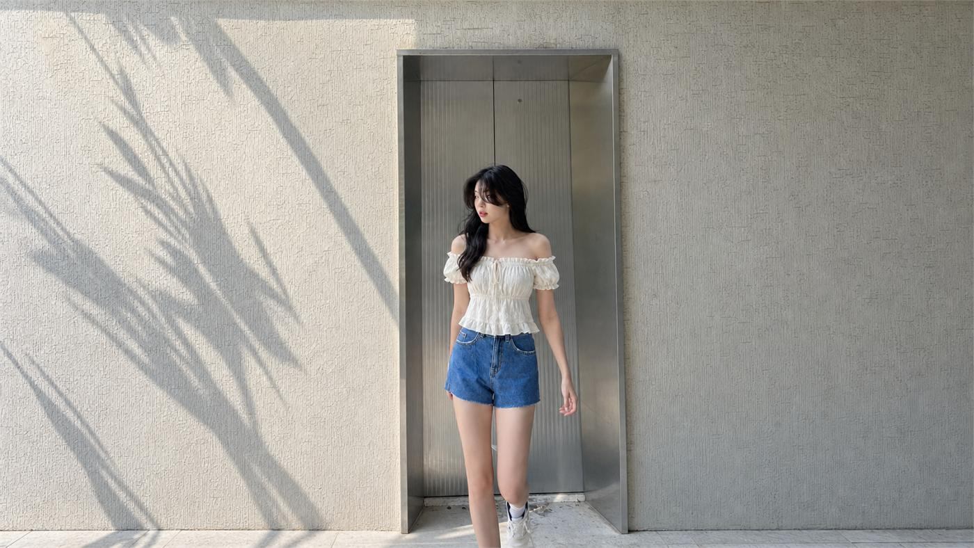 Phối quần short nữ với áo trễ vai nữ tính và trẻ trung