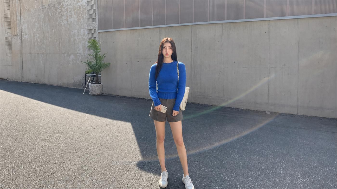 Phối quần short nữ với áo len ôm cân bằng cho ngày mát