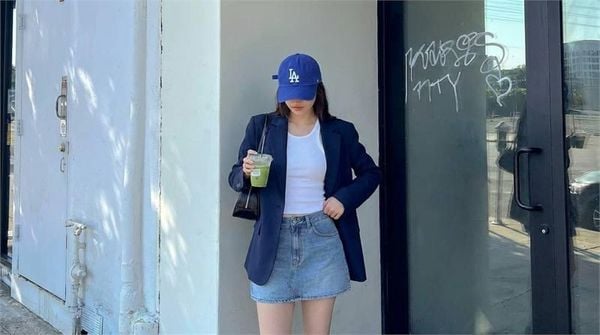 Chân váy jean ngắn phối blazer và áo ôm bên trong smart casual