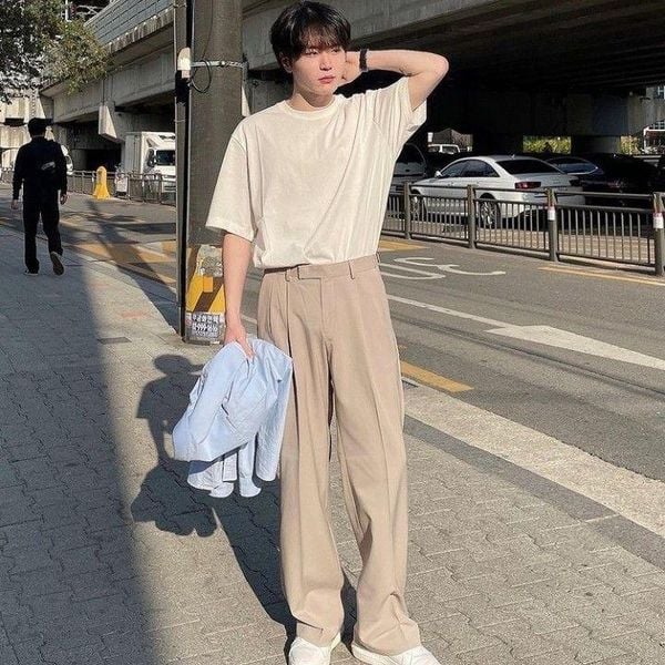 Quần ống rộng đi giày thể thao - kết hợp với áo thun và giày thể thao cổ thấp