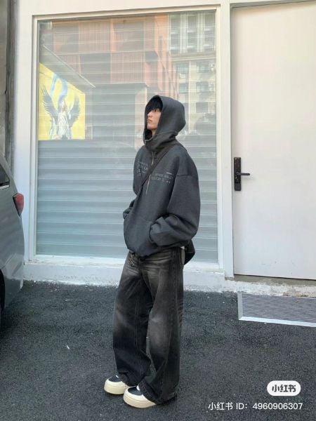 Quần ống rộng đi giày thể thao - diện cùng hoodie gọn form và giày thể thao trắng