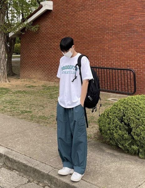 Quần ống rộng đi giày thể thao - áo thun trắng và giày thể thao cổ thấp