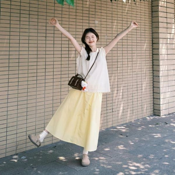 Quần hoặc chân váy màu vàng nên phối với áo màu gì