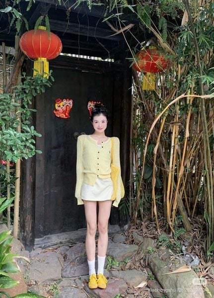 Màu vàng phối với màu gì - Màu trắng