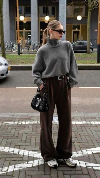 Màu xám phối với màu gì - Áo xám với quần đỏ đô, nâu hoặc xanh navy