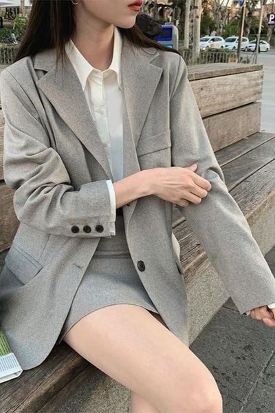 Màu xám phối với màu gì - Chân váy xám với áo len, sơ mi hoặc blazer trung tính
