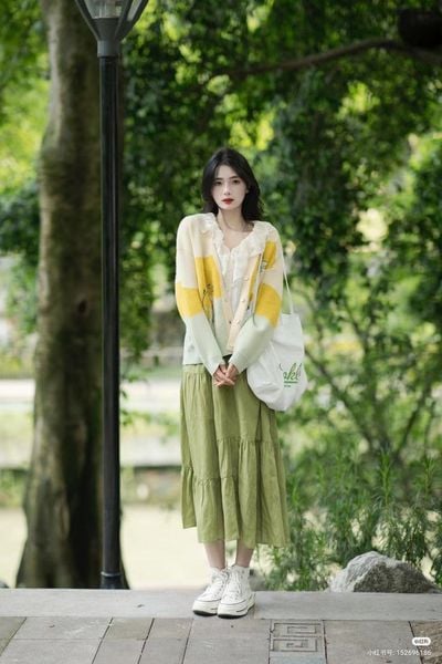 Chân váy hoặc quần xanh lá để tạo điểm nhấn