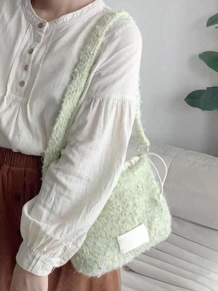 Phụ kiện xanh lá khi chưa muốn mặc cả set màu nổi