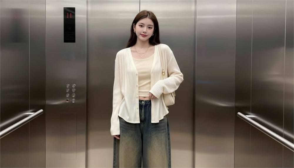 Quần jean ống đứng phối blouse hoặc cardigan theo phong cách nữ tính