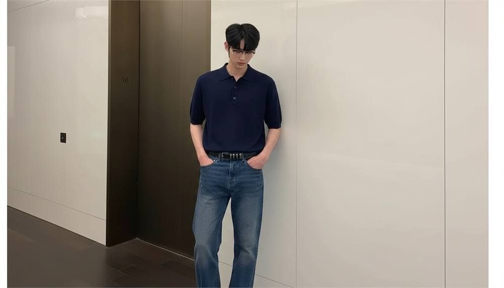 Quần jean ống đứng phối áo polo gọn gàng hiện đại