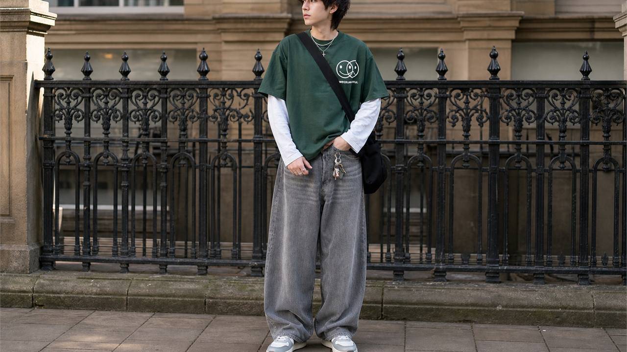 Phối quần ống rộng nam với áo thun boxy vừa phải theo tinh thần streetwear nhẹ
