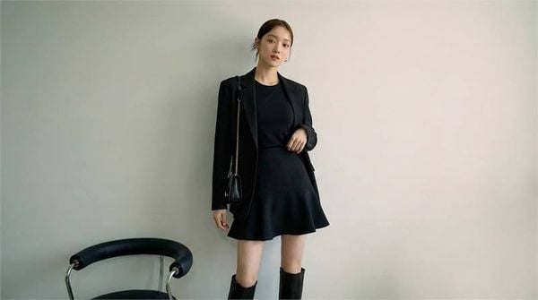 Phối đồ với chân váy chữ A ngắn - blazer và áo trong tối giản