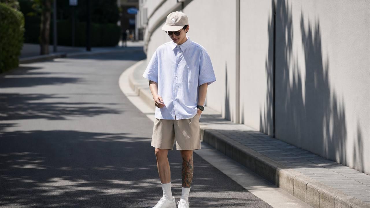 Sơ mi ngắn tay phối với quần short vải nam thoáng mát
