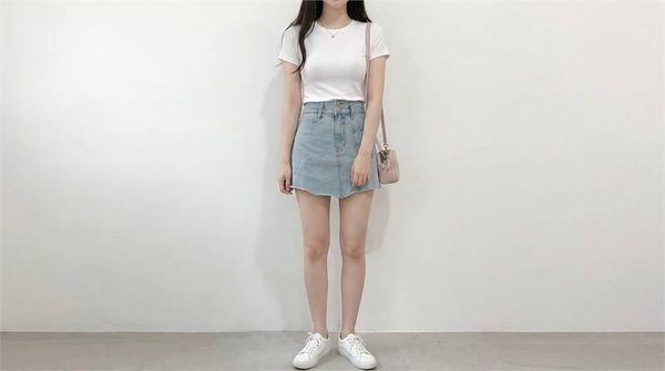 Chân váy jean ngắn chữ A phối áo gọn tôn dáng
