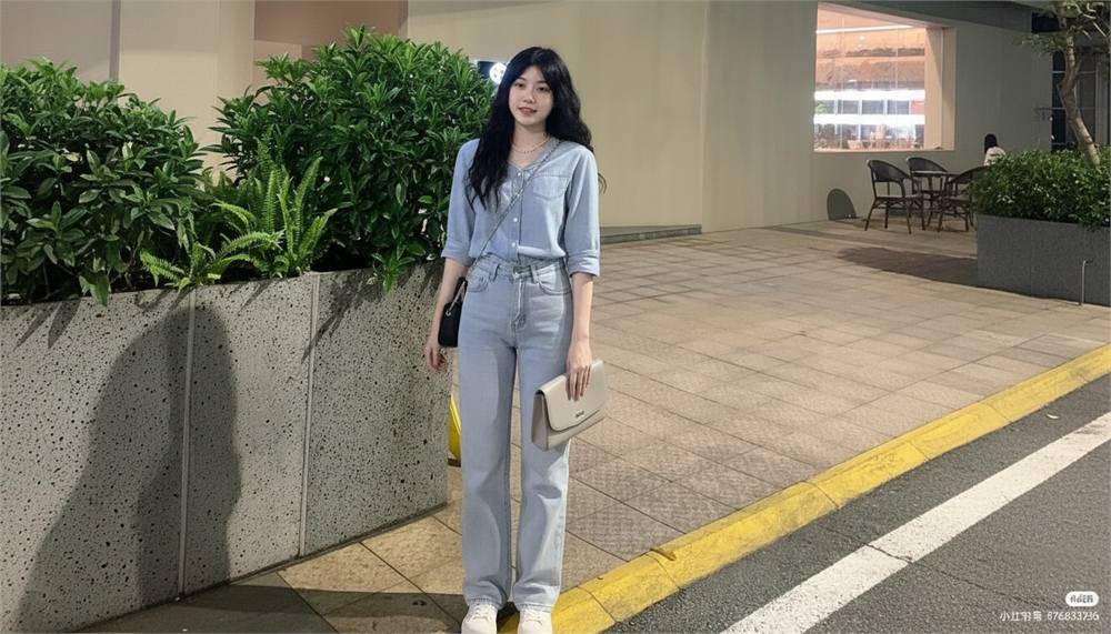 Quần jean ống đứng phối set ton-sur-ton tối giản hiện đại