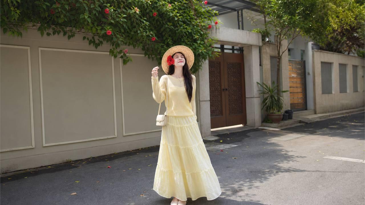 Chân váy vàng phối cùng áo cùng tông nhạt hoặc đậm hơn để tạo chiều sâu