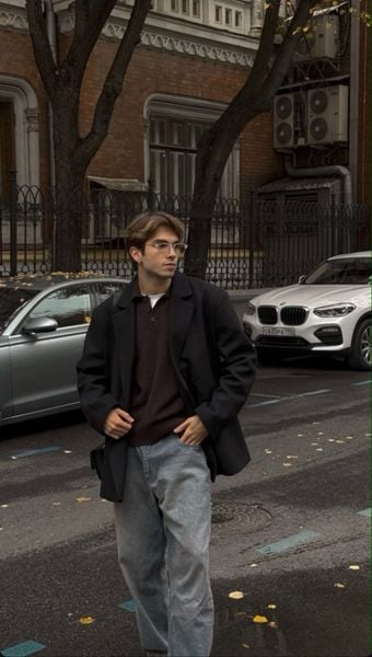 Outfit công sở - Blazer mỏng phối áo thun và jeans tối màu