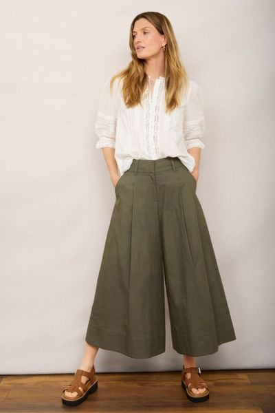 Outfit công sở - Áo kiểu tay lỡ và quần culottes