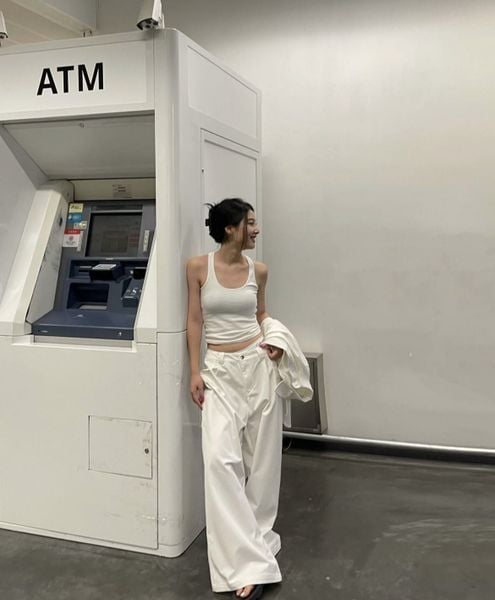 Outfit đi biển - Áo ba lỗ kết hợp quần ống rộng vải đũi